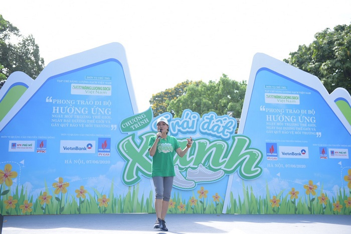 NSND Trần Hiếu, NSƯT Thanh Lam đi bộ quanh Hồ Gươm để “Hành động vì tự nhiên” - Ảnh 1
