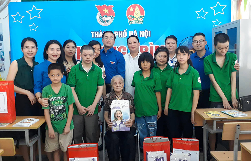 Thành đoàn Hà Nội thăm, tặng quà học sinh của bà giáo Hồ Hương Nam - Ảnh 1