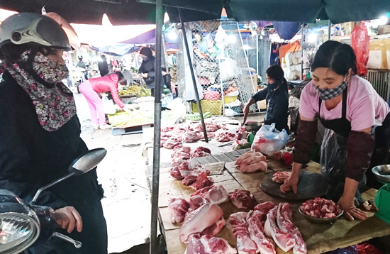 Thịt lợn tại siêu thị tăng giá, ngoài chợ ổn định - Ảnh 1