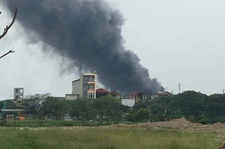 Tại huyện Gia Lâm: Cháy lớn ở Khu công nghiệp Phú Thị, nghi có người mắc kẹt - Ảnh 1