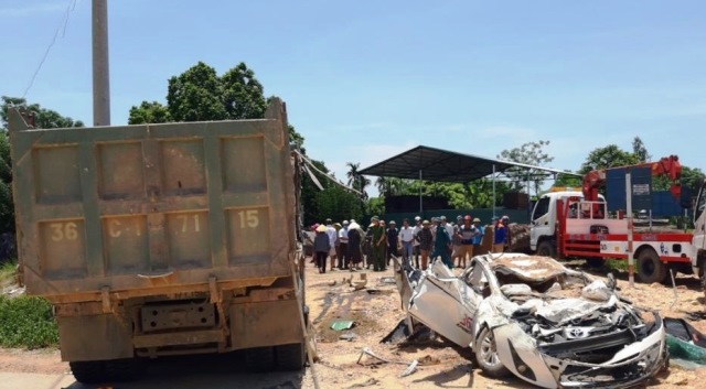 Tin mới nhất vụ xe tải đè chết 3 người trong ô tô con ở Thanh Hóa - Ảnh 1