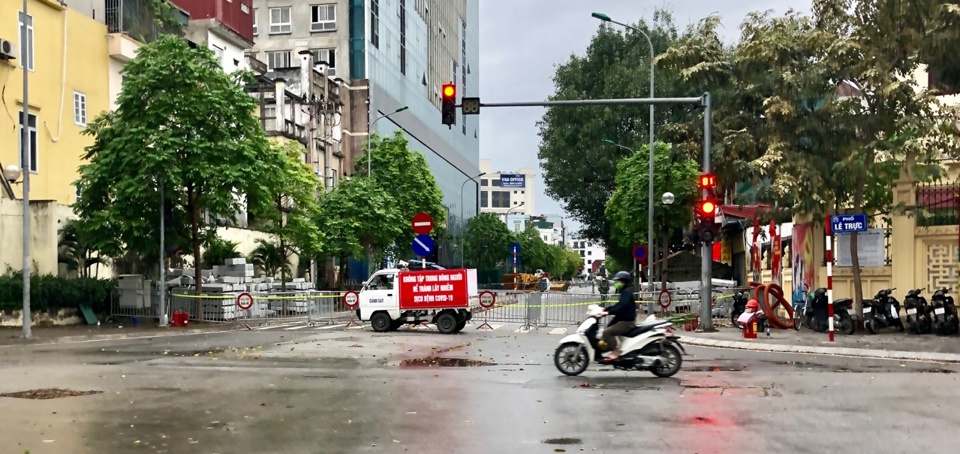 Tổ chức giao thông phố Trần Phú để thực hiện tháo dỡ công trình 8B Lê Trực - Ảnh 1