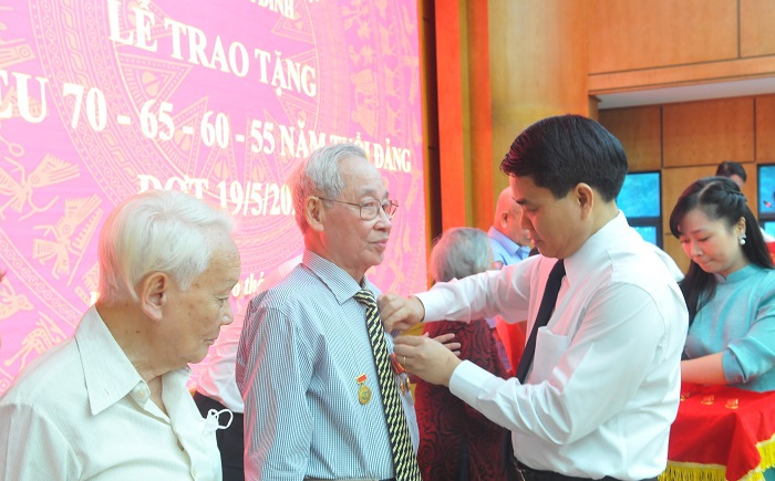 Chủ tịch Nguyễn Đức Chung trao tặng Huy hiệu Đảng tại quận Ba Đình - Ảnh 2