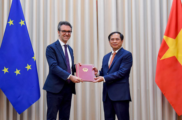 Trao các công hàm về việc Việt Nam phê chuẩn Hiệp định EVFTA và EVIPA - Ảnh 1