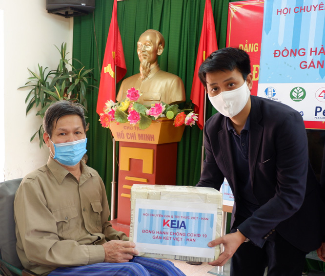 VKEIA tặng sản phẩm hỗ trợ y tế cho Bệnh viện Nội tiết Trung ương - Ảnh 2