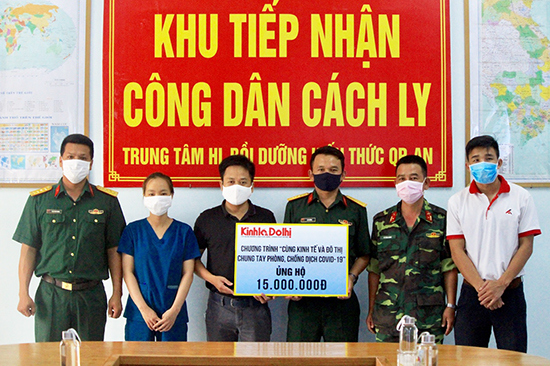 Báo Kinh tế & Đô thị trao tiền ủng hộ công tác phòng, chống dịch Covid-19 tại Đà Nẵng - Ảnh 1