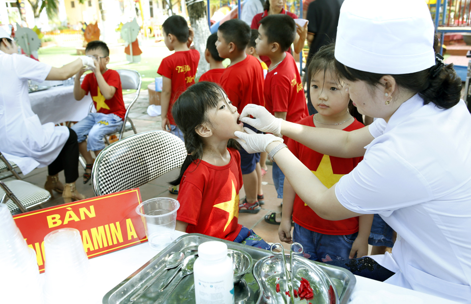 Từ 1/6, Hà Nội tổ chức cho trẻ uống vitamin A đợt 1 - Ảnh 1