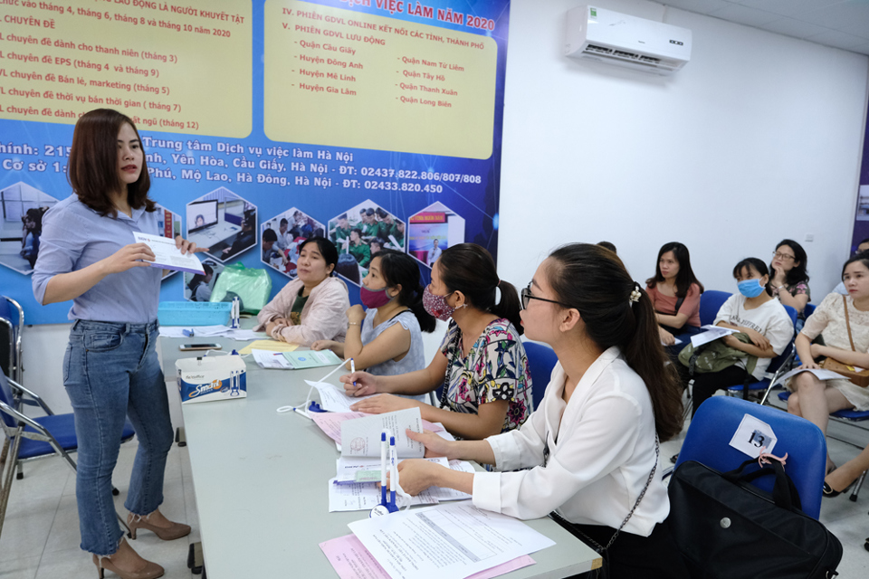 Hà Nội: Hàng trăm người xếp hàng từ sáng sớm làm thủ tục hưởng trợ cấp thất nghiệp - Ảnh 18