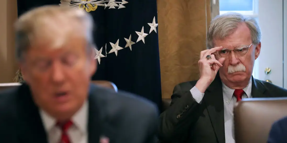 Cuốn sách "bóc trần" Nhà Trắng: Ông Trump cầu xin ông Tập - Ảnh 1