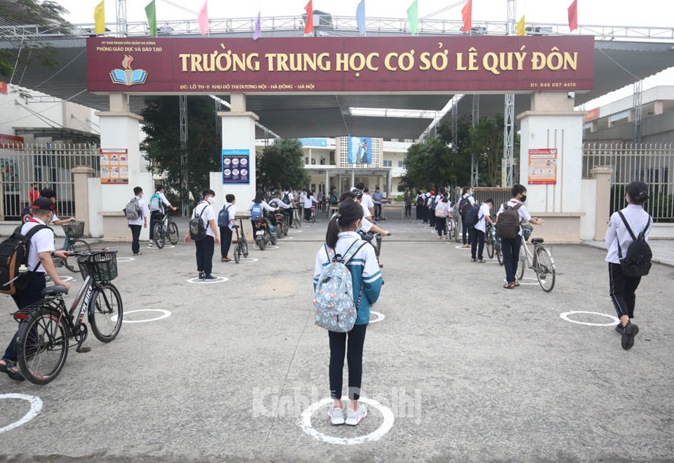 Hình ảnh ấn tượng học sinh Hà Nội trở lại trường sau 3 tháng nghỉ chống dịch Covid-19 - Ảnh 1