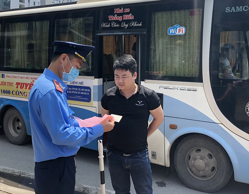 Hà Nội: Ra quân xử lý xe dừng đỗ, bắt khách xung quanh bến Mỹ Đình - Ảnh 2