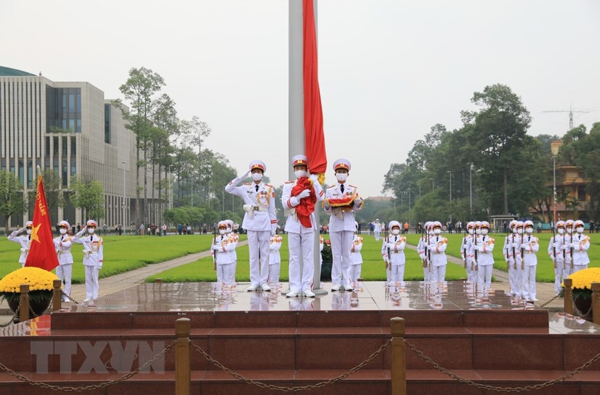 Lễ thượng cờ trên quảng trường Ba Đình kỷ niệm 45 năm thống nhất - Ảnh 7