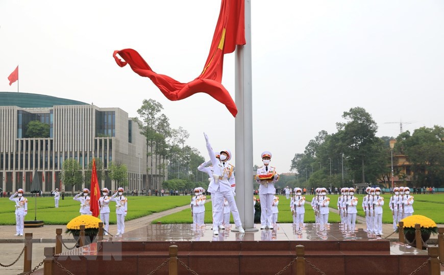 Lễ thượng cờ trên quảng trường Ba Đình kỷ niệm 45 năm thống nhất - Ảnh 8