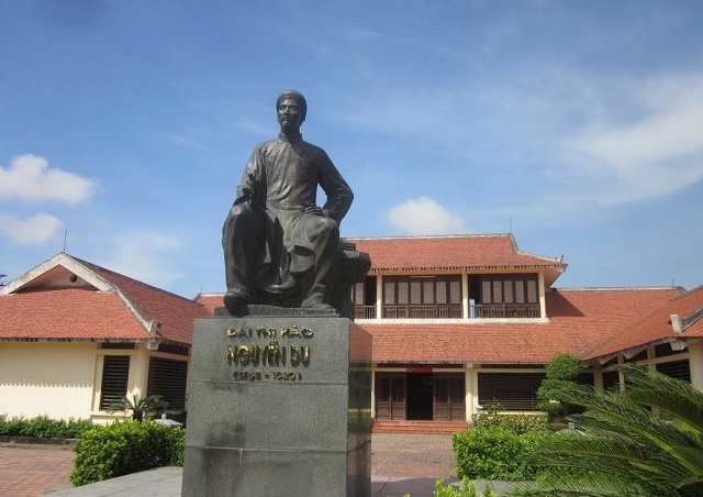 Kỷ niệm 200 năm Ngày mất Thi hào Nguyễn Du (1820 - 2020): Cảo thơm lần giở trước đèn... - Ảnh 1