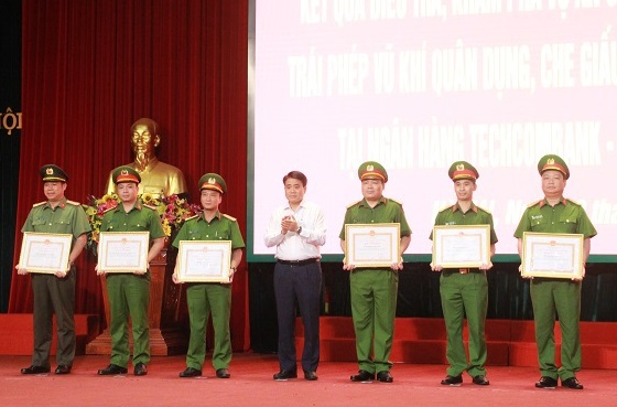 Hà Nội khen thưởng 5 đơn vị phá chuyên án cướp tài sản tại Ngân hàng Techcombank - Ảnh 2