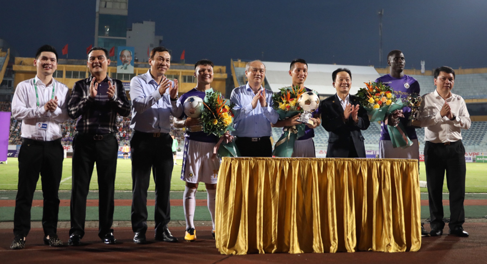 Quang Hải sánh vai cùng các cựu cầu thủ Hà Nội FC - Ảnh 2