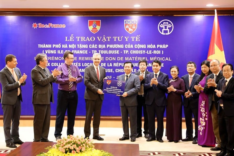 Hà Nội trao tặng khẩu trang, vật tư y tế cho các địa phương của Pháp phòng, chống dịch Covid-19 - Ảnh 3