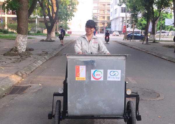 "Phù phép" xe rác hỗ trợ công nhân môi trường - Ảnh 2