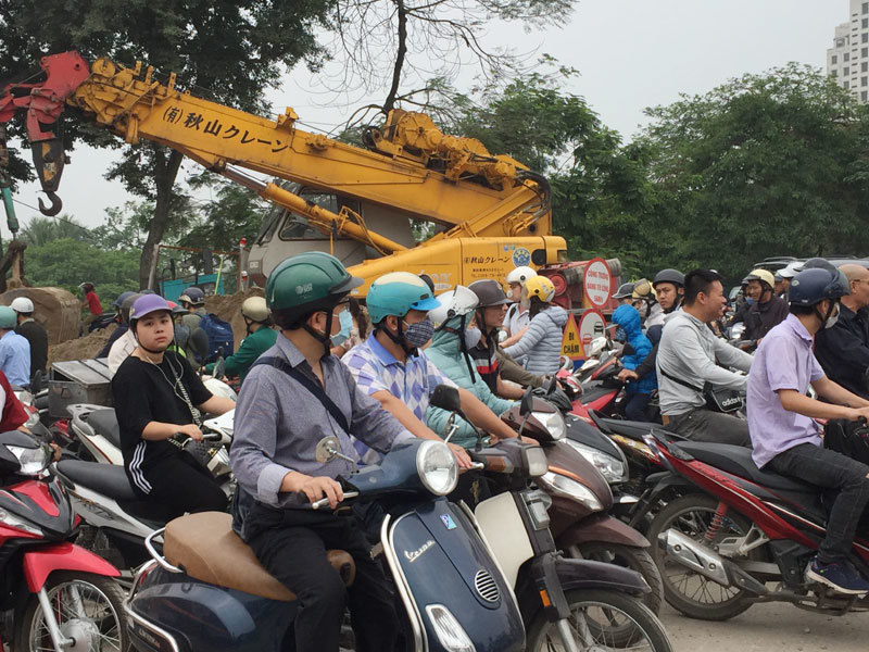 Hà Nội: Ùn tắc giao thông trên đường Nghi Tàm trong ngày làm việc cuối tuần - Ảnh 6