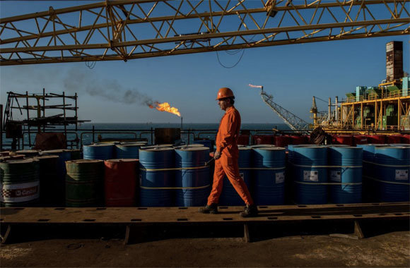 Giá dầu tăng hơn 1% khi OPEC cân nhắc giảm sâu sản lượng đối phó “bão” virus corona - Ảnh 1