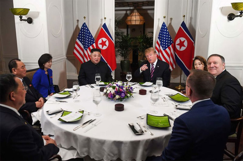Những khoảnh khắc thân thiện của lãnh đạo Trump - Kim trong ngày đầu Thượng đỉnh - Ảnh 6