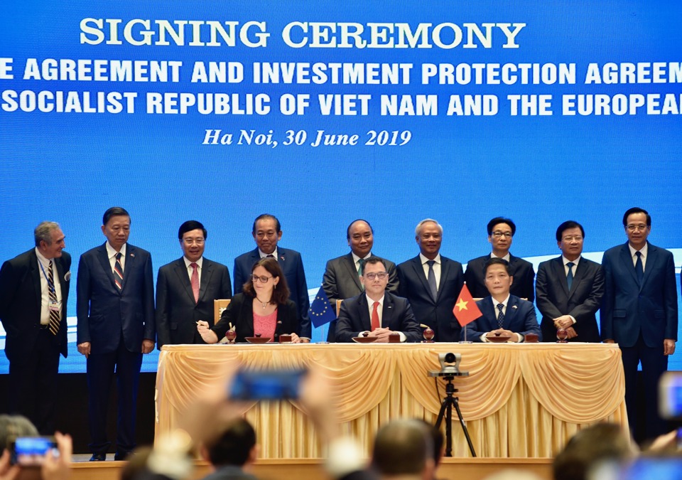 Sự kiện kinh tế tuần: Việt Nam và EU chính thức ký EVFTA - Ảnh 1