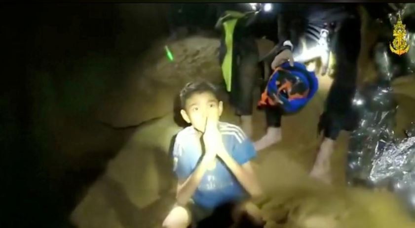 Đội cứu hộ quyết định dạy bơi để đưa đội bóng Thái Lan ra khỏi hang ngập nước - Ảnh 1