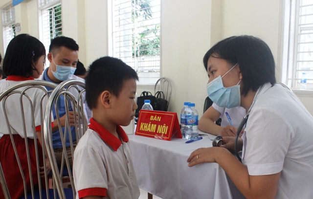 Chùm ảnh: Khám sức khỏe cho 2.000 học sinh gần nhà máy Rạng Đông - Ảnh 3