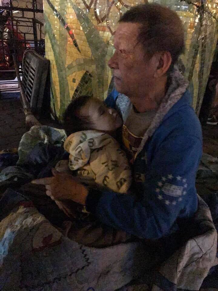 Sự thật về cụ ông ôm cháu bé 3 tuổi ngủ gầm cầu trong đêm lạnh - Ảnh 1
