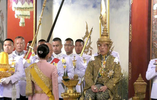 Quốc vương Thái Lan Maha Vajiralongkorn đăng quang, tuyên bố sẽ "cai trị bằng chính nghĩa" - Ảnh 3