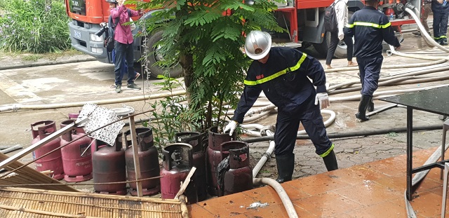 Hà Nội: Cháy dữ dội trong khu Thiên đường Bảo Sơn, cột khói bốc cao hàng chục mét - Ảnh 9