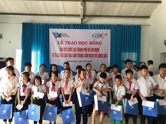 Đại học Quốc gia TP Hồ Chí Minh tặng học bổng cho trẻ khuyết tật - Ảnh 1