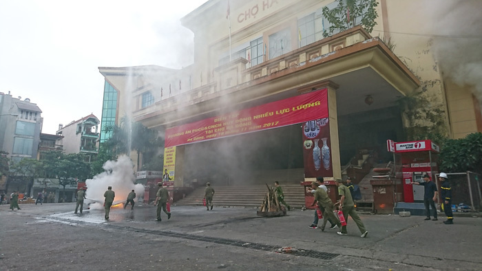 Hà Nội: Cứu 5 người mắc kẹt trong vụ cháy chợ Hà Đông - Ảnh 3