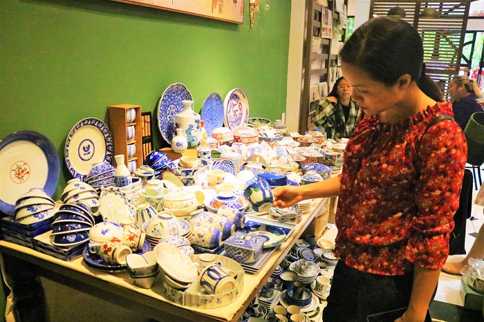 Độc đáo chợ phiên đồ gốm trong quán cafe giữa lòng TP Hồ Chí Minh - Ảnh 2