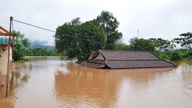 Hàng ngàn nhà dân ở miền Trung vẫn chìm trong nước lũ - Ảnh 1