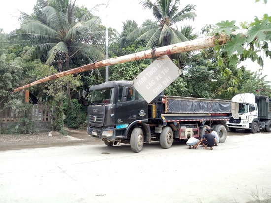 Đà Nẵng: Bức xúc vì ô nhiễm, dân lập rào chặn xe chở đất đá - Ảnh 1