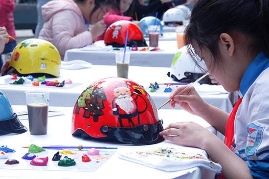 Hà Nội: Học sinh tiểu học tham gia cuộc thi trang trí mũ bảo hiểm - Ảnh 1