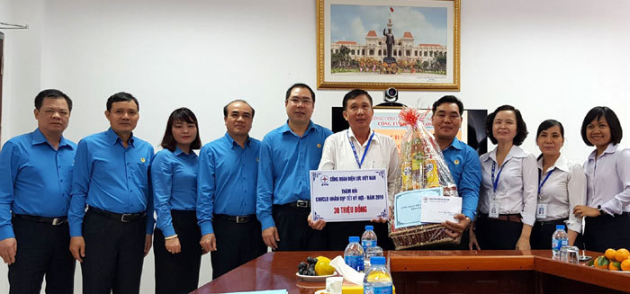 Công đoàn Điện lực Việt Nam thăm, động viên người lao động dịp Tết - Ảnh 2