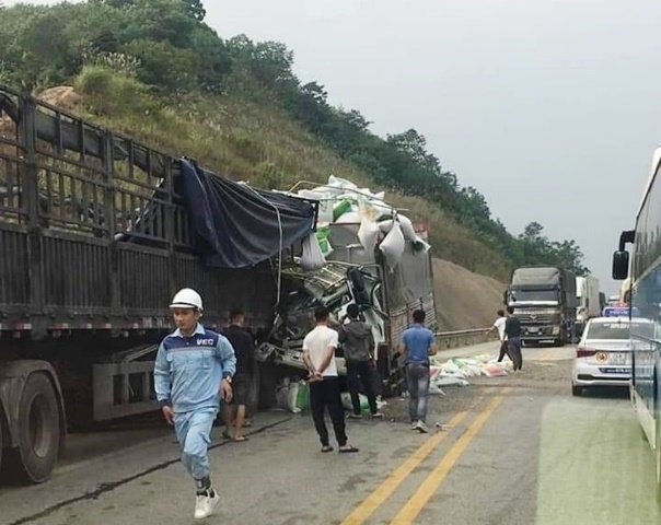 Va chạm kinh hoàng trên cao tốc Nội Bài – Lào Cai, ít nhất 5 người thương vong - Ảnh 1