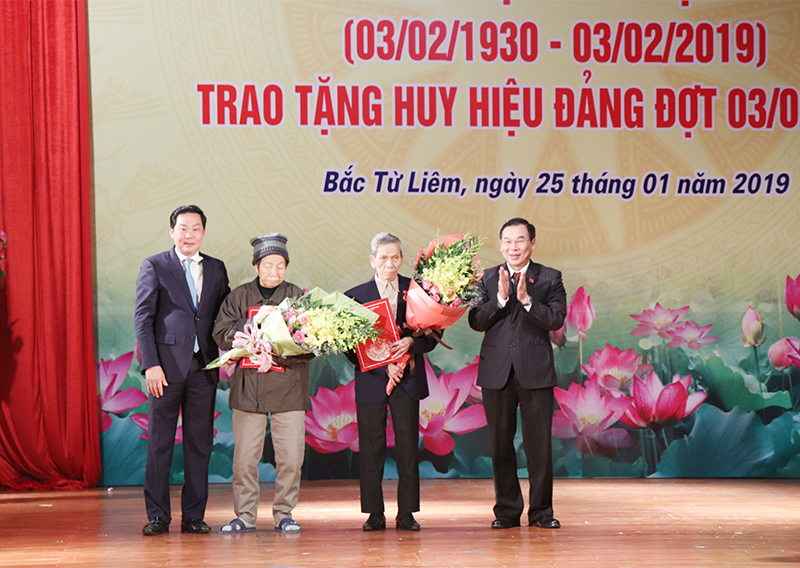 Phó Chủ tịch UBND TP Lê Hồng Sơn trao Huy hiệu Đảng tại quận Bắc Từ Liêm - Ảnh 2