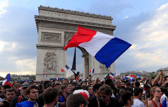 Fans Croatia và Pháp vỡ òa cảm xúc sau trận chung kết World Cup - Ảnh 1
