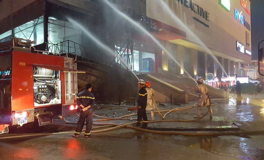 Hà Nội: Cháy dữ dội tại quán trà sữa ở tòa nhà Hồ Gươm Plaza - Ảnh 3