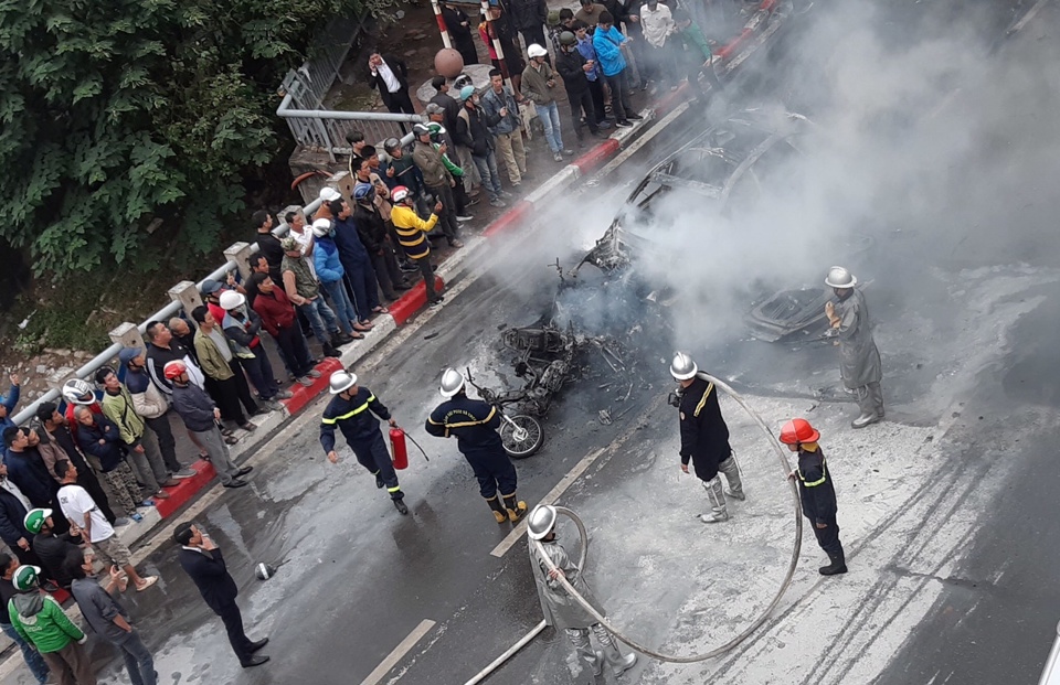Phó Thủ tướng biểu dương CSGT dũng cảm cứu tài xế Grab trong vụ cháy xe Mercedes - Ảnh 2