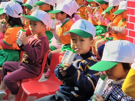 130.000 trẻ em mầm non và tiểu học Hà Nam thụ hưởng chương trình Sữa học đường - Ảnh 2