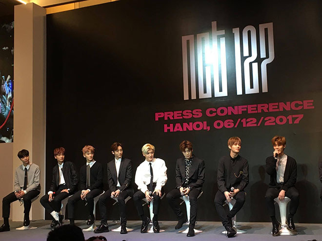 Fan phát cuồng đón nhóm nhạc NCT 127 ở Hà Nội - Ảnh 1
