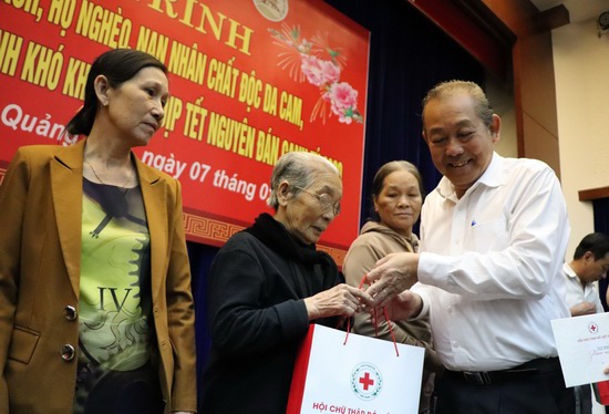 Phó Thủ tướng Trương Hòa Bình trao quà Tết ở Quảng Nam - Ảnh 1