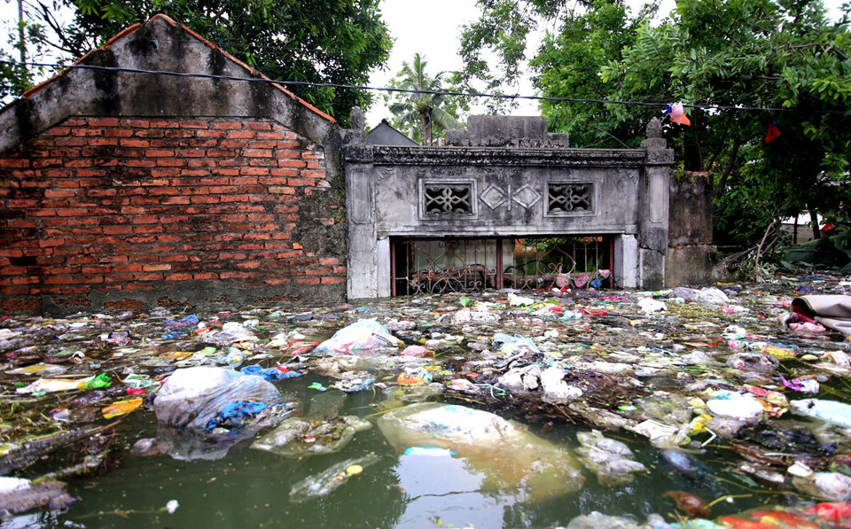 Ngập lụt kéo dài, người dân xóm Bèo kêu trời vì rác gây ô nhiễm nặng - Ảnh 14