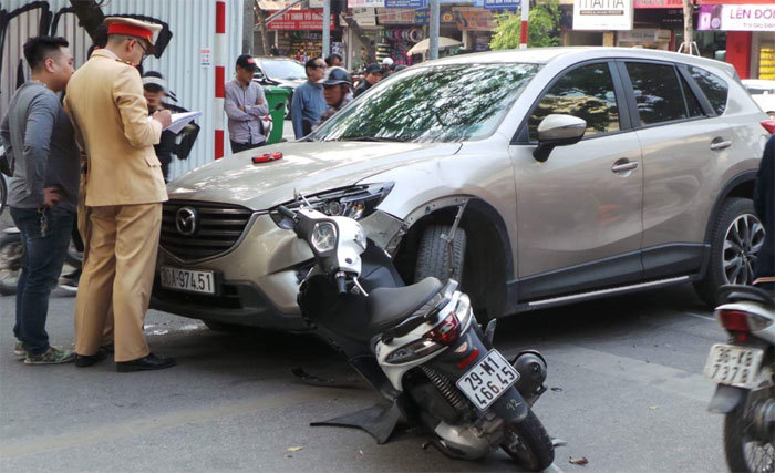 Hà Nội: Xe ô tô tông liên hoàn nhiều xe máy trên phố Phan Bội Châu - Ảnh 1