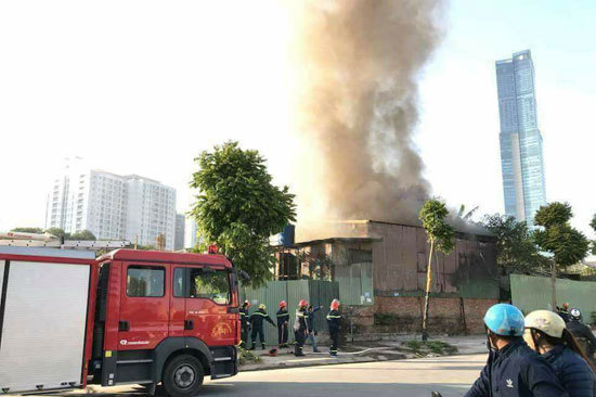 Hà Nội: Cháy lớn trên phố Trung Kính, 1 người tử vong - Ảnh 1