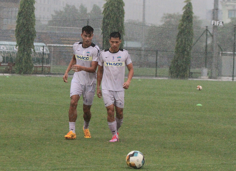 "Đội mưa" tập luyện, HAGL quyết tâm tìm lại mạch chiến thắng trước Hà Nội FC - Ảnh 6